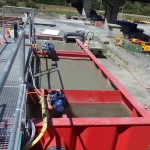 Dreistufige Abwasservorbehandlungsanlage mit Fällungsbecken, Flockungsbecken und Lamellenabscheider.